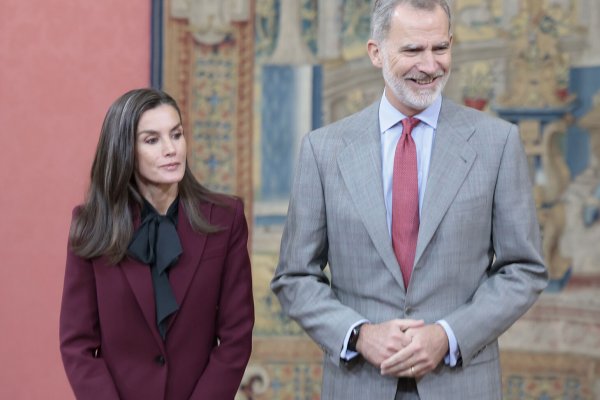 La reina Letizia ha optado por el color del invierno combinado con la prenda que todas las estilistas tienen en el armario