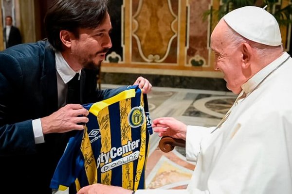 El Papa Francisco recibió la camiseta de Central en el Vaticano