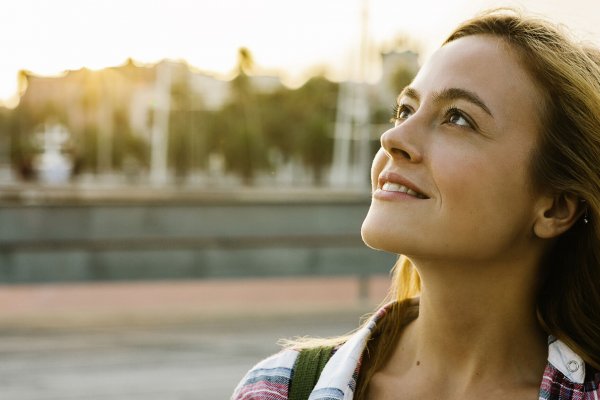 2 gestos que puedes hacer ahora mismo para alcanzar la buena vida, según los mayores expertos en felicidad de Harvard