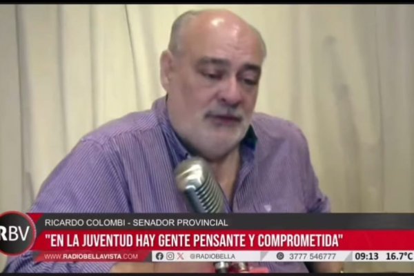 ¡POR QUÉ ME SACAN FOTOS! Ricardo Colombi fue a una comisaría a reprender a policías