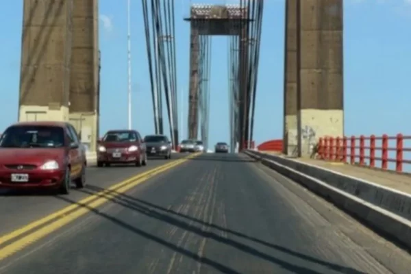 Un menor llorando fue rescatado cuando intentaba subir al puente Belgrano