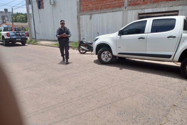 CAYÓ! Detienen a un joven que robaba elementos de vehículos estacionados