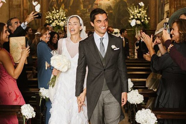 María y Tomás: una novia con vestido de volantes y un velo con rejilla en una boda preciosa en la Costa Brava