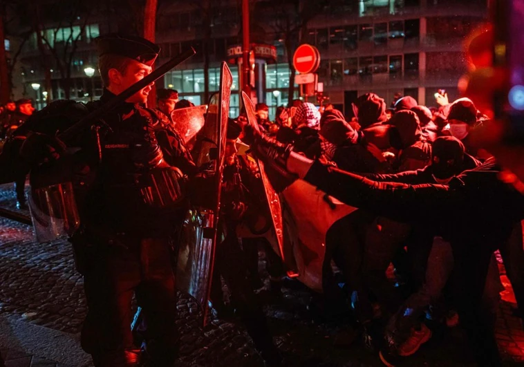 Miles de manifestantes protestan contra gala de apoyo a Israel en París