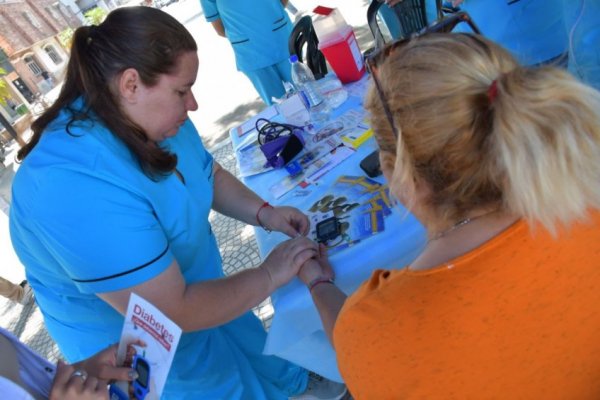 Se realizaron controles gratuitos en plaza Cabral para concientizar sobre la diabetes