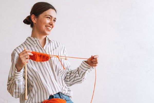 Tricotar, cocinar o plantar flores... las actividades que hay que practicar a diario para sentirnos más felices, según la neuropsicología