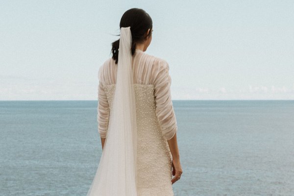 La novia madrileña que se casó con un vestido de perlas de inspiración vintage