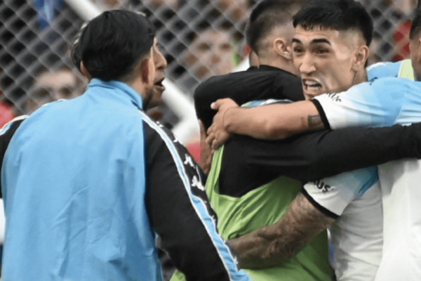 Racing logró un triunfazo sobre el final vs. San Lorenzo y pelea el campeonato