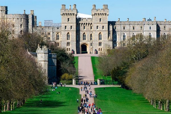 Enmascarados entraron a robar al palacio donde vive el rey de Inglaterra: se llevaron dos vehículos