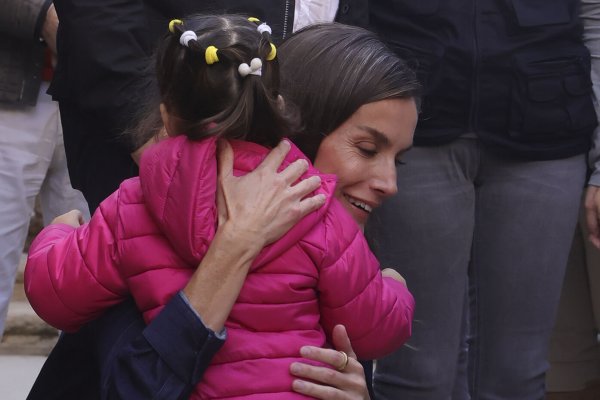 Los Reyes vuelven a Valencia tras la DANA, de los abrazos de Letizia al cariñoso gesto del Rey