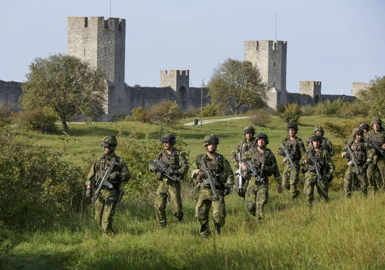 Suecia y Finlandia distribuyen entre sus ciudadanos guías para preparse para la guerra: «La situación es grave»