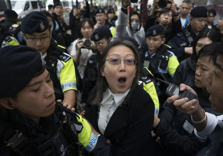 Hong Kong impone hasta 10 años de cárcel a 45 opositores prodemocracia