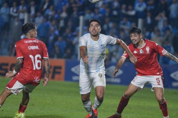 Atlético Tucumán le ganó a Huracán y le dio una mano a Vélez