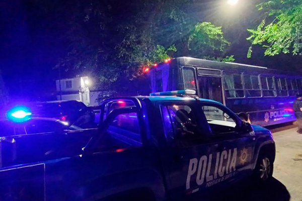 Tensión en la comisaría 10ma: encuentran una granada en el patio y trasladan a todos los detenidos