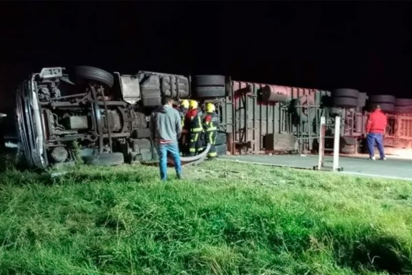 Volcó un camión en la autopista Rosario – Córdoba: tránsito cortado