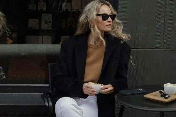 7 compras tan clásicas e impecables como el jersey de cashmere camel para vestir bien todo el invierno