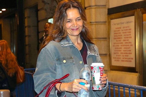 Katie Holmes tiene el jersey de cashmere más apetecible del invierno que mezcla como nadie con una falda de satén