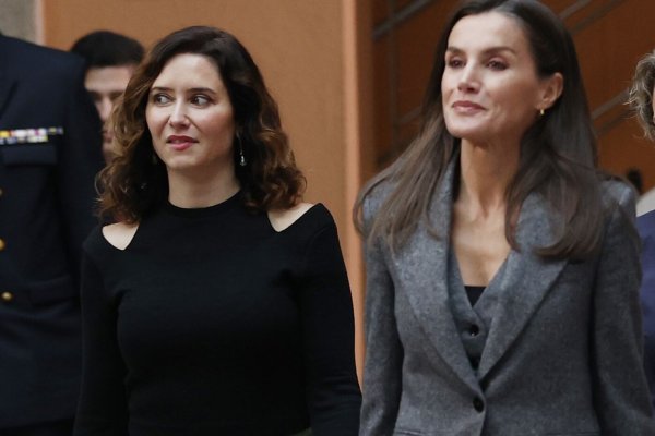 Ayuso se atreve con un jersey cut out en un acto con la reina Letizia que prefiere la sobriedad de un sastre