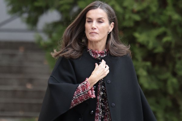 La reina Letizia se pone tantas veces esta prenda a partir de noviembre por dos razones: es elegante  y atemporal