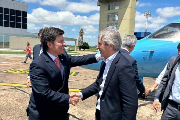 ¿Casta?: Luis Caputo llegó a Corrientes en avión oficial pero para mitin partidario