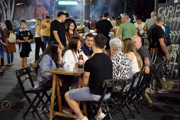 “Noche en mi Barrio”: el Centro Comercial Azcuénaga vivió su noche bajo las estrellas