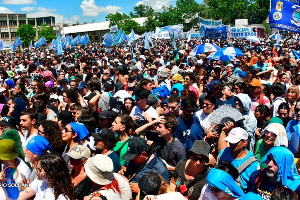 La militancia rosarina acompañó a Cristina Kirchner en el acto de la Facultad de Psicología