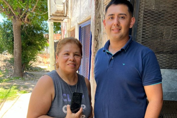 DEBER! Un cadete de la escuela de Policía encontró un celular y lo devolvió a su dueña