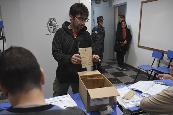 Cerró la votación y los uruguayos esperan para conocer al nuevo presidente