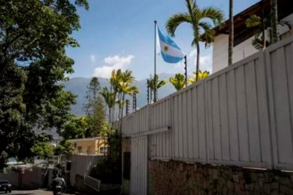 Denuncian hostigamiento e intimidación contra la Embajada argentina en Venezuela