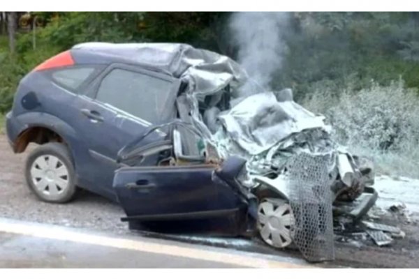 DOS MUERTOS! Se cruzó de carril, chocó contra un camión y se desató una tragedia