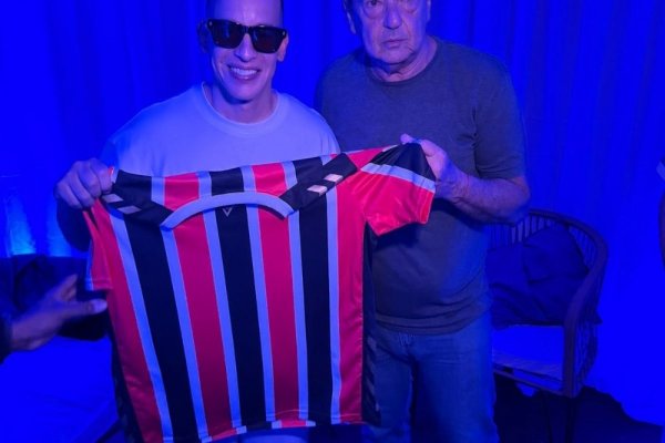 Inédito: El cantante Daddy Yankee posó con la camiseta de un equipo argentino