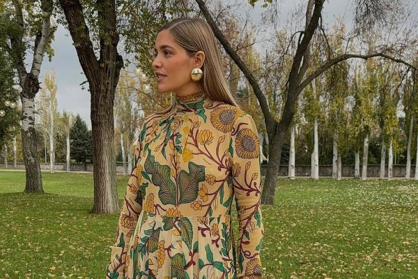 Un diez para la invitada que combinó un precioso vestido estampado con el bolso superventas de Parfois