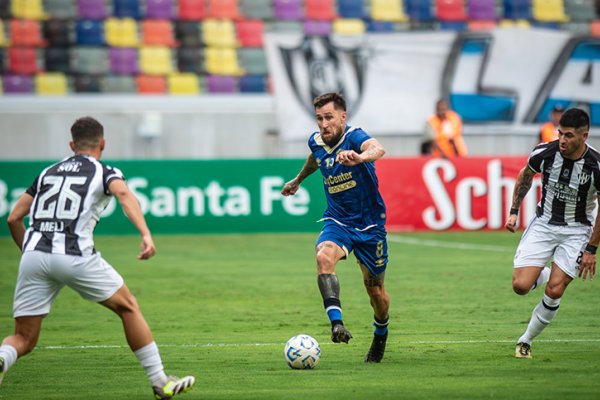 En un trámite entretenido, Central empata sin goles con Central Córdoba en Santiago del Estero