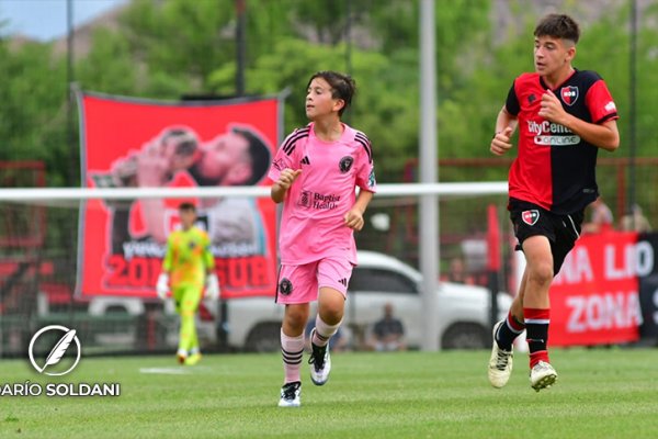 Thiago Messi jugó contra Newell’s en Bella Vista, ante la atenta mirada de su familia