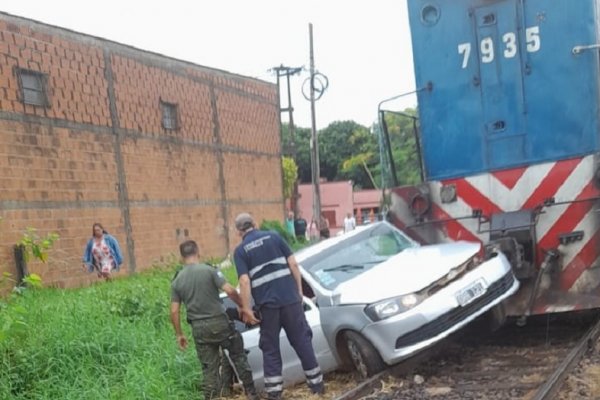 Salvada de milagro al ser embestida por un tren