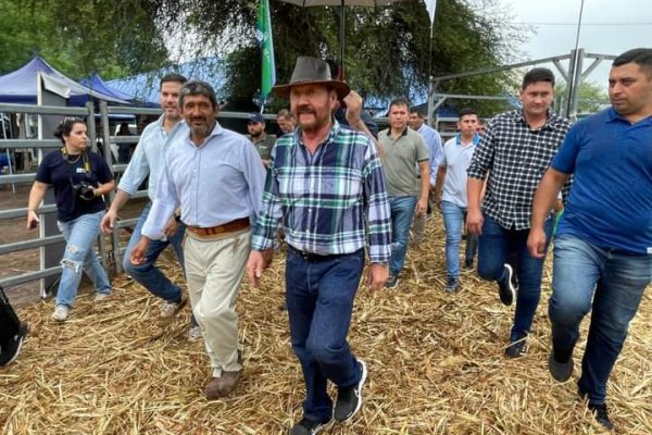 Gildo paga bono de fin de año a estatales de Formosa