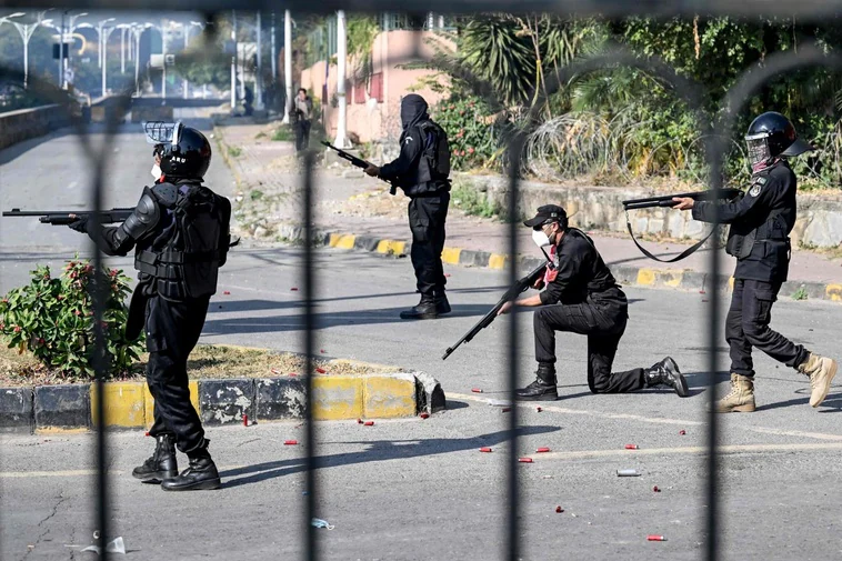 La policía pakistaní arresta a miles de personas en las protestas que piden la liberación de Imran Khan