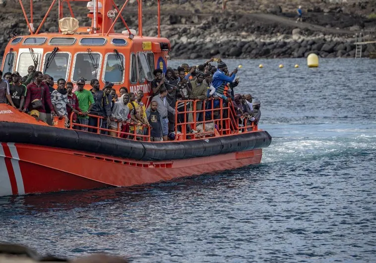 Mueren cuatro personas, entre ellas dos niños, tras hundirse otra embarcación frente a la isla griega de Samos