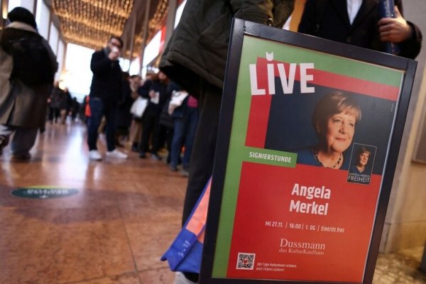 Angela Merkel sale de gira mundial con su libro