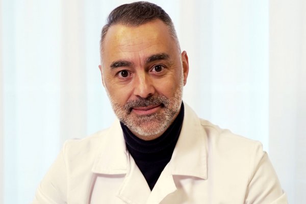 Doctor Carlos Portinha, médico y cirujano capilar: 