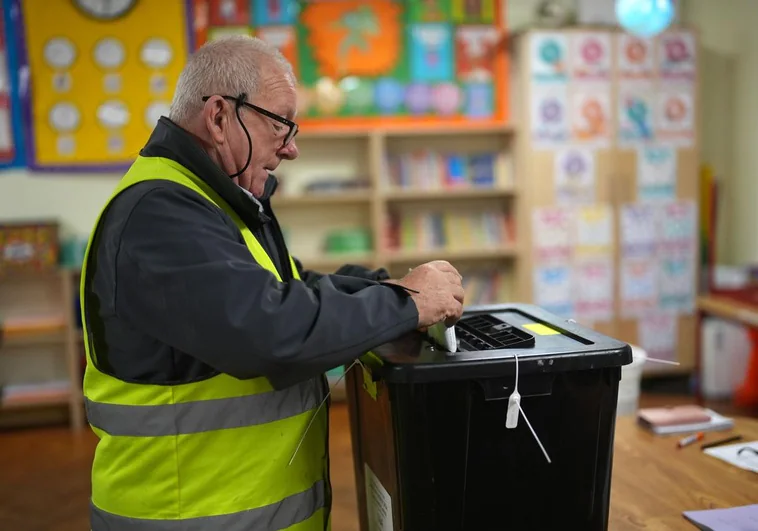 Los partidos de la coalición irlandesa se preparan para la reelección, según los sondeos a pie de urna