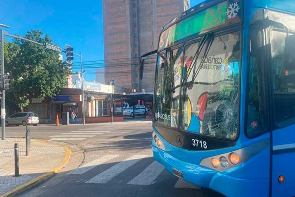 Echesortu: un colectivo atropelló a un peatón, que tuvo que ser trasladado al Heca