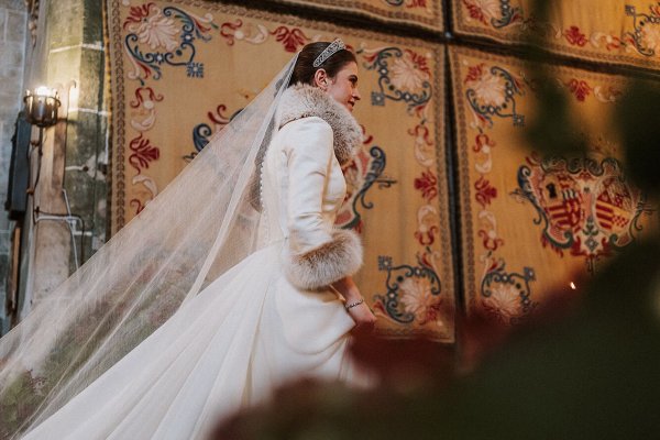 La novia de invierno que se casó en Galicia y nos enamoró con su vestido de reina inspirado en Balenciaga