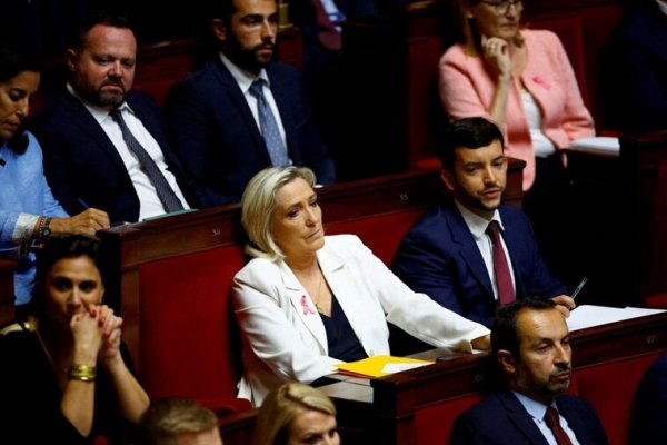 Marine Le Pen y las izquierdas pueden dejar a Francia sin Gobierno ni presupuestos del Estado