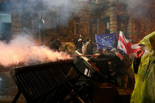 Masivas protestas en Georgia por la interrupción de las negociaciones con la Unión Europea