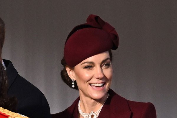 Todos hablan del abrigo tendencia de Kate Middleton pero nosotras nos fijamos en su valioso collar