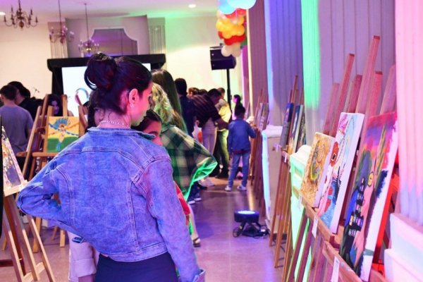 Más de 150 artistas exponen su arte en la muestra anual de “Corrientes al lienzo”