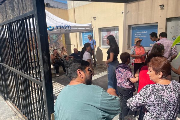 Con altas temperaturas hay largas filas en el PAMI Corrientes para gestionar medicamentos