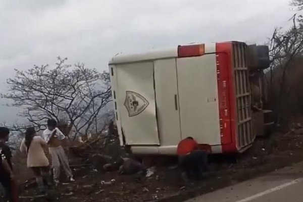 Al menos 16 muertos en un grave accidente en Ecuador entre un autobús y un coche que iba en dirección contraria