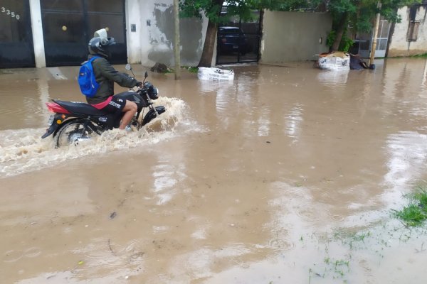 MAL HUMOR! Vecinos de la capital correntina inundados